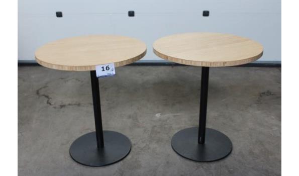 2 ronde tafels vv metalen voet PEDRALI en houten blad, diam plm 70cm